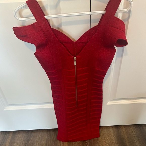 Red off the shoulder guess dress - Picture 2 of 4